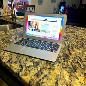 MacBook Air Laptop 4GB Ram 2017 Excellent condition